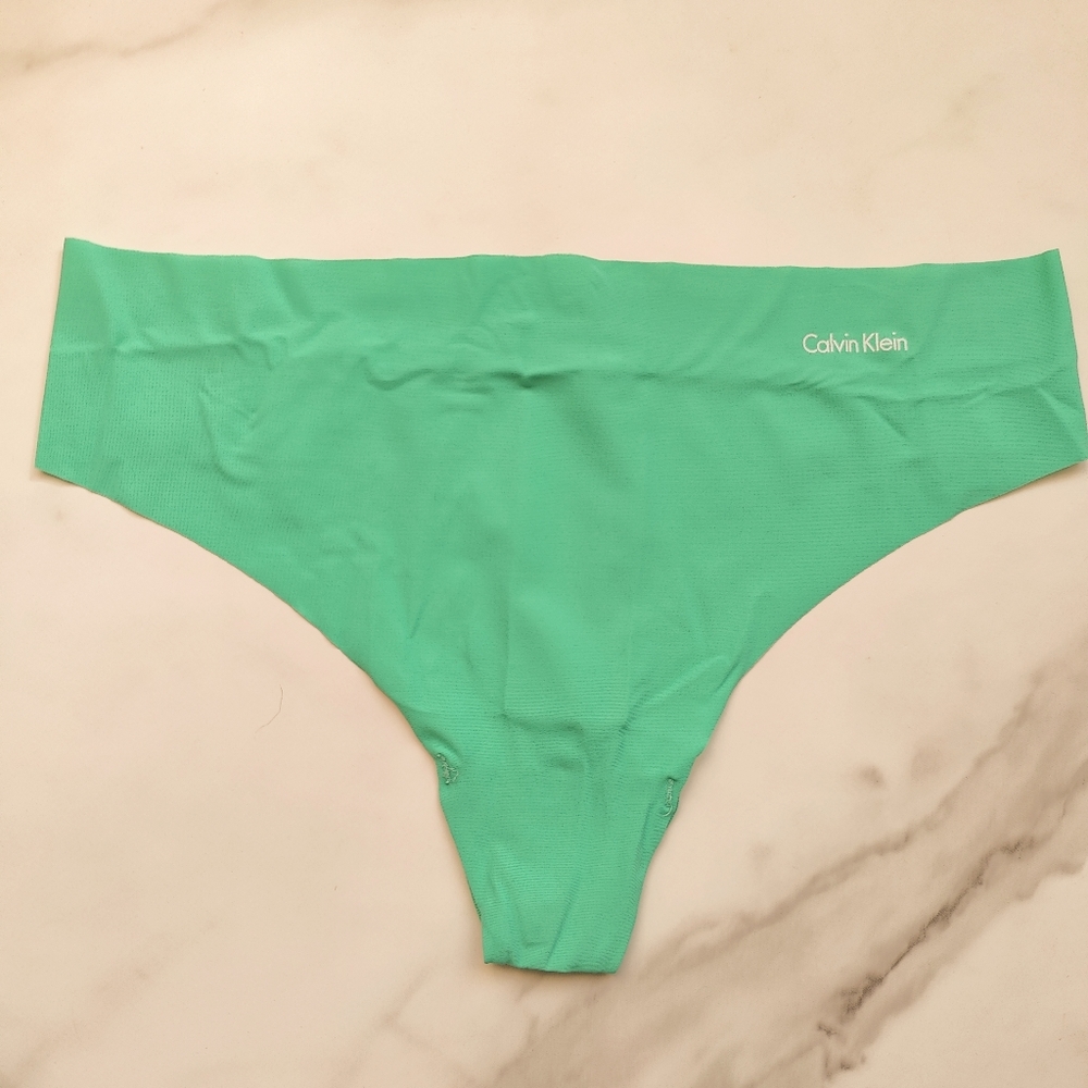 NWOT CALVIN KLEIN INVISIBLES THONG PANTY IN AQUA GREEN SIZE MEDIUM